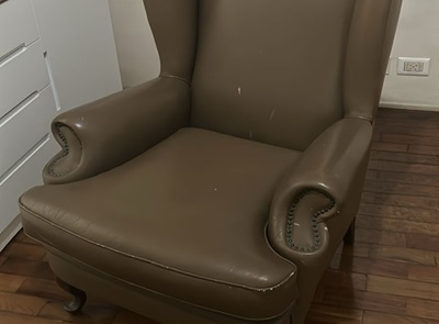 Estrutura danificada antes do conserto de sof&aacute; 