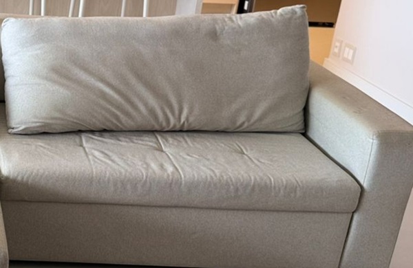 Antes: sof&aacute; com tecido antigo e marcado