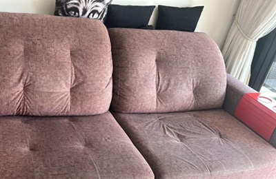 Antes: sof&aacute; com tecido antigo e desgastado